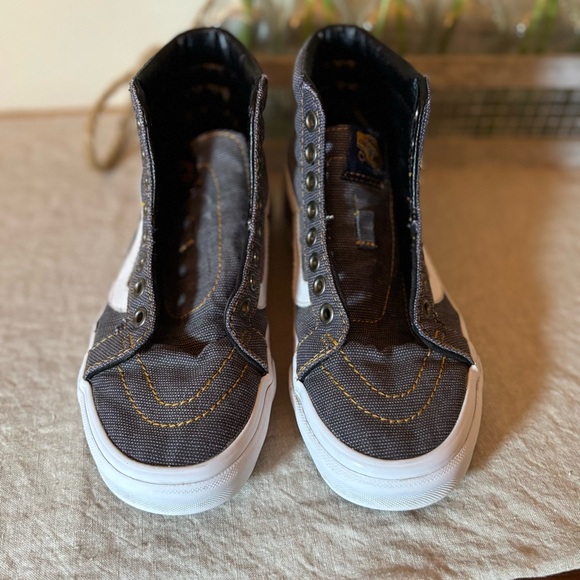 VANS Sk8-Hi Overwashed Shoes
Mens 4, Women’s 5.5. Dark gray canvas. Unisex - Picture 2 of 9
